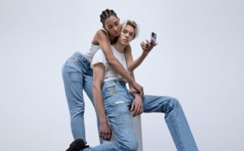 Samsung bán quần jeans tặng điện thoại gập