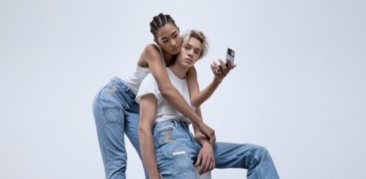 Samsung bán quần jeans tặng điện thoại gập