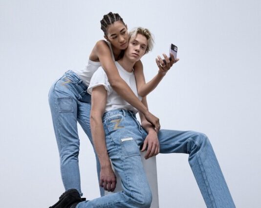 Samsung bán quần jeans tặng điện thoại gập