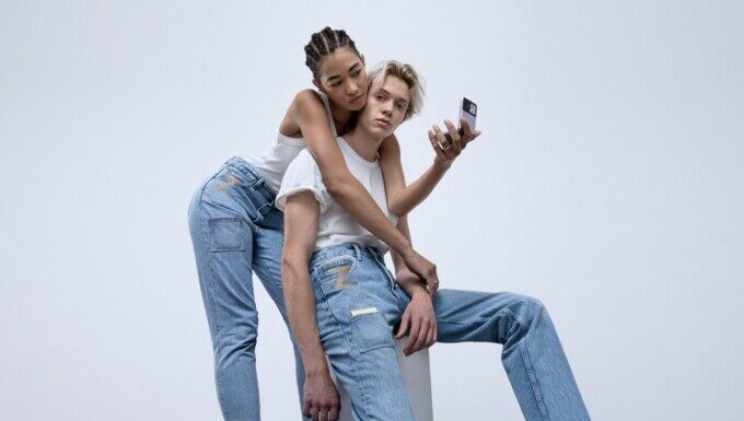 Samsung bán quần jeans tặng điện thoại gập